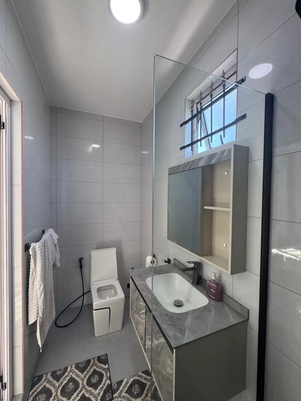 Villa contemporaine – Emplacement recherché – Proximité du Chemin 20 Pieds – Uniquement marché Mauricien – 19